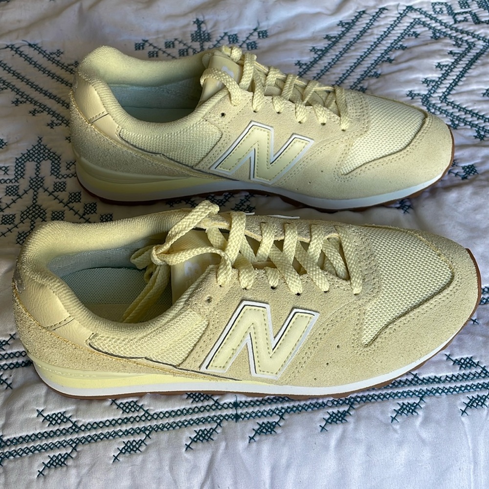 NB yellow walking sneakers
